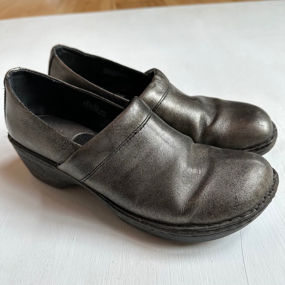 BORN Pewter Silver Metallic Slip On Clogs - Picture 2 of 6
